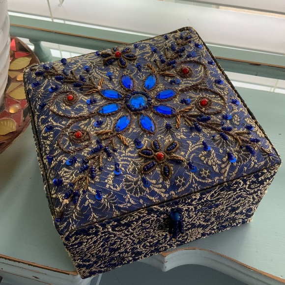 Decortative Sequined Box - Picture 2 of 3